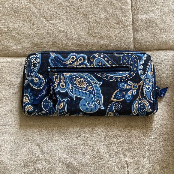 Clothes - Picture 7 of 9